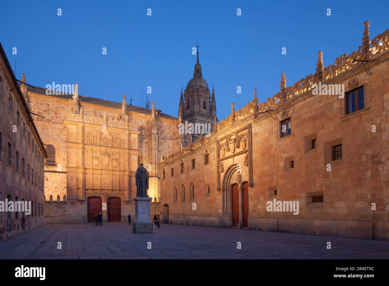 Statua Di Fray Luis De Leon, Patio De Escuelas Menores, Università Di Salamanca, Castiglia Vecchia, Castilla-Leon, Spagna, Europa Foto Stock