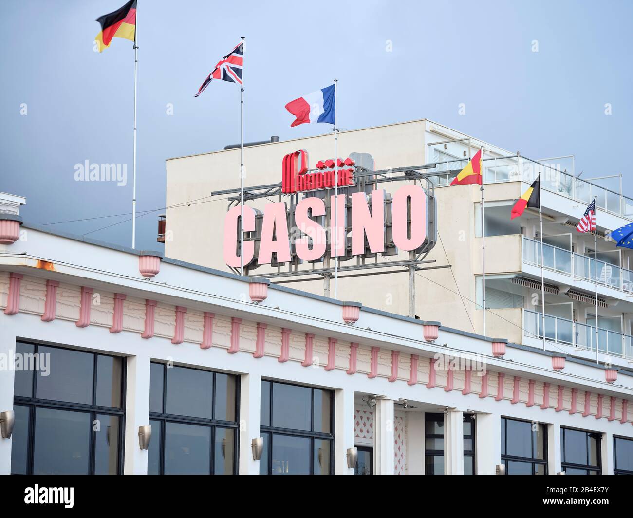 Das Casino Partouche a la Baule-Escoublac vor wolkenverhangenem Himmel nella regione del der Pays de la Loire. Foto Stock Das Casino Partouche a la Baule-Escoublac vor wolkenverhangenem Himmel nella regione del der Pays de la Loire. Foto Stock