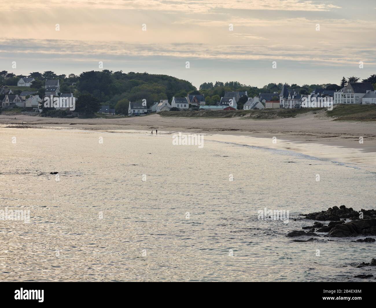 Der große Strand von Audierne in der Bretagne während der goldenen Stunde. Foto Stock