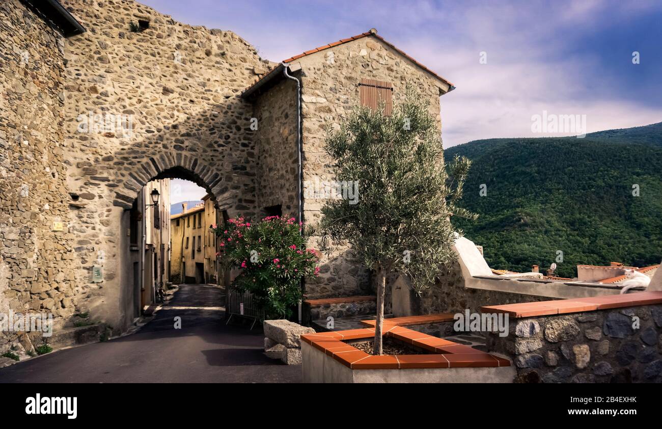 Eingang zum historischen Viertel a Mosset. Più beaux Villages de France. Liegt Im Regionalen Naturparks Pyrénées Catalanes. Foto Stock