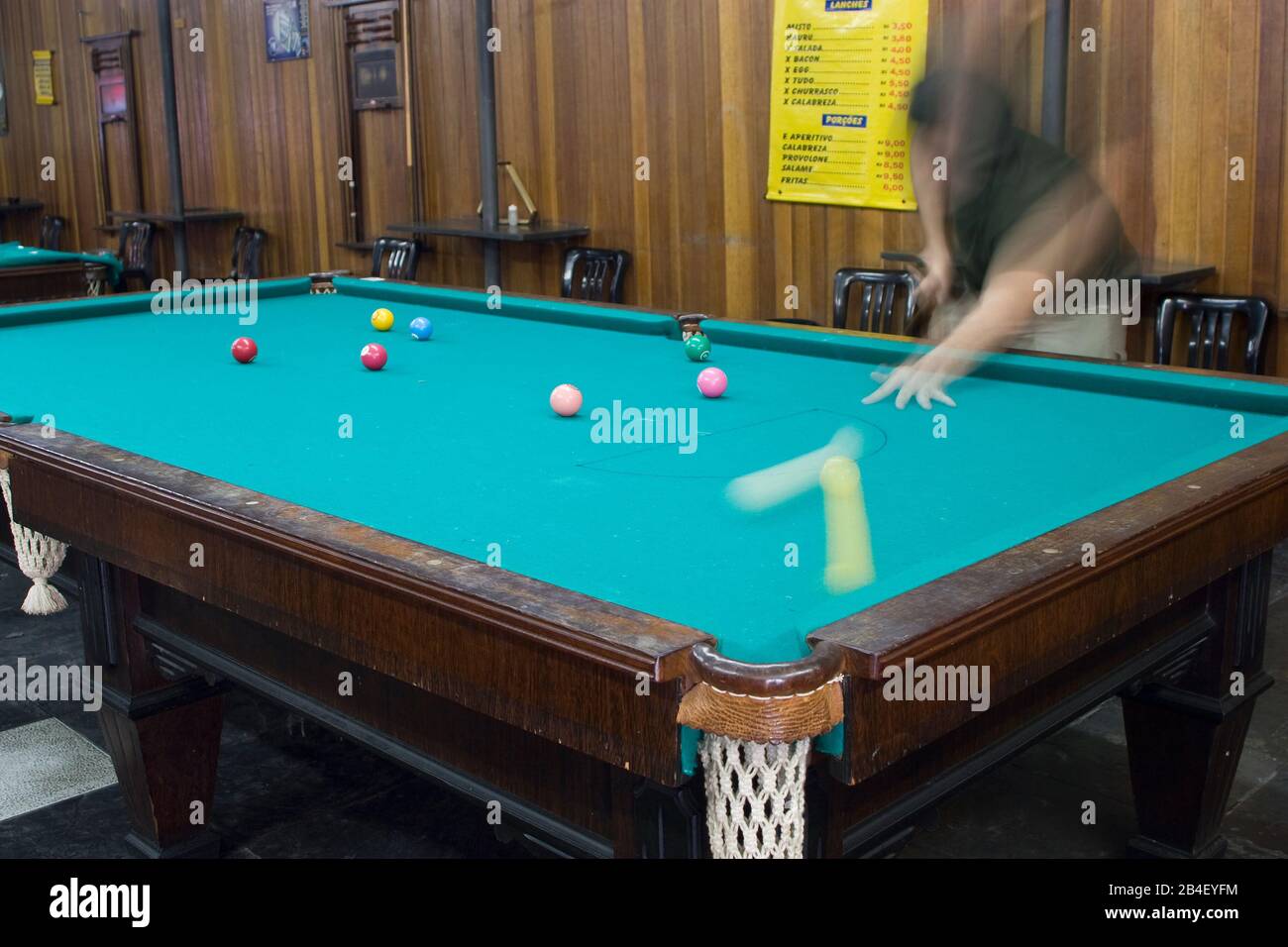 Uomo Che Gioca Snooker, Play Snooker, São Paulo, Brasile Foto Stock