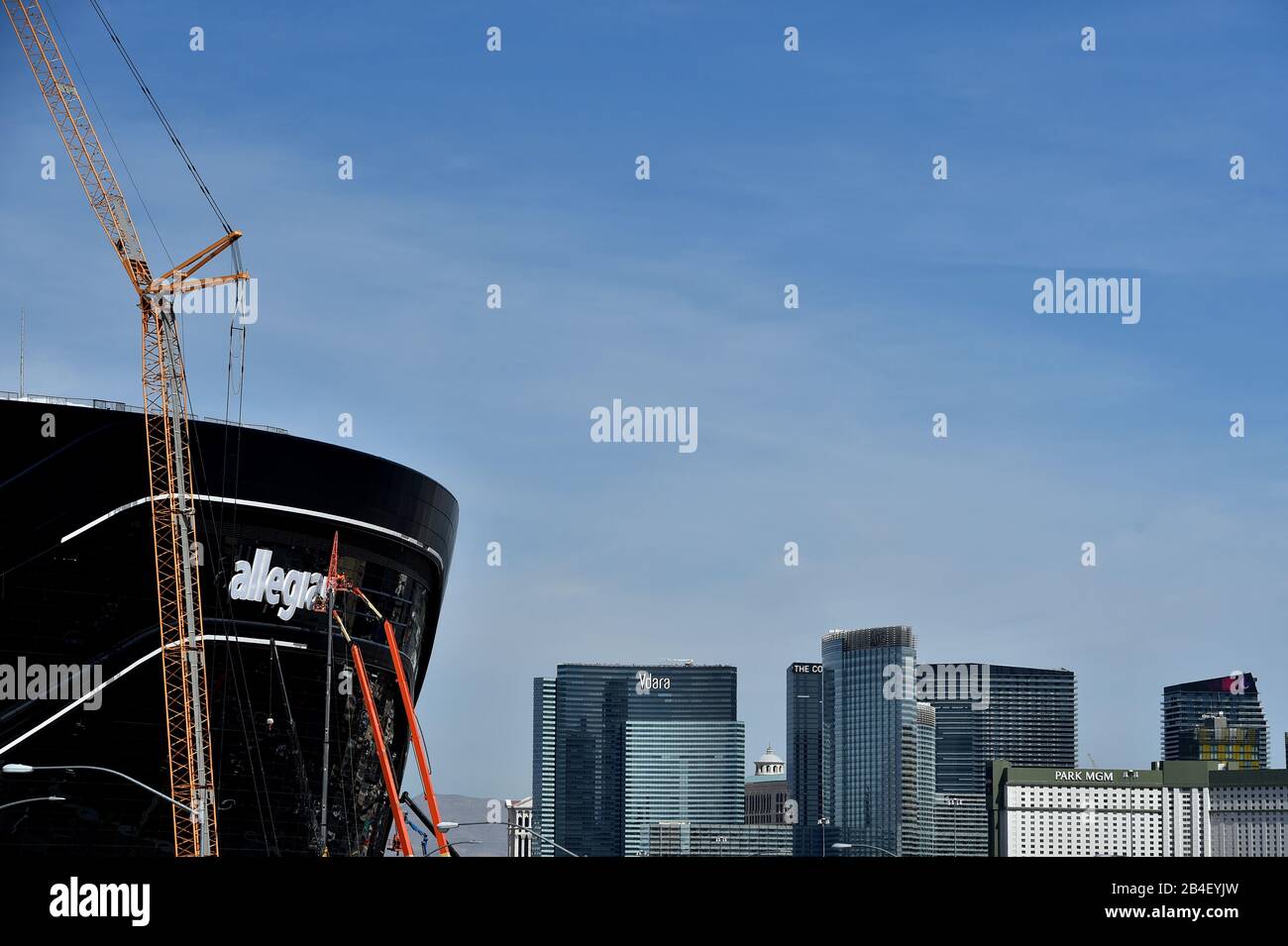 Las Vegas, Nevada, Stati Uniti. 6th Mar, 2020. I lavoratori installano la segnaletica sullo stadio Allegiant, sede dei Las Vegas Raiders e del football UNLV. Lo stadio a cupola da 1,8 miliardi di dollari, 65.000 posti, dovrebbe essere aperto nell'agosto 2020 con l'inizio della stagione NFL. Credit: David Becker/Zuma Wire/Alamy Live News Foto Stock