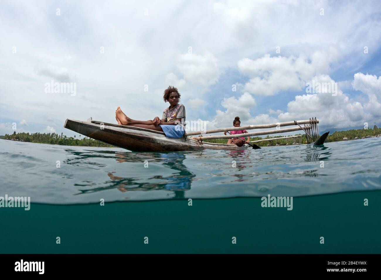 Le donne in canoa outrigger, tufi, Cape Nelson, Papua Nuova Guinea Foto Stock