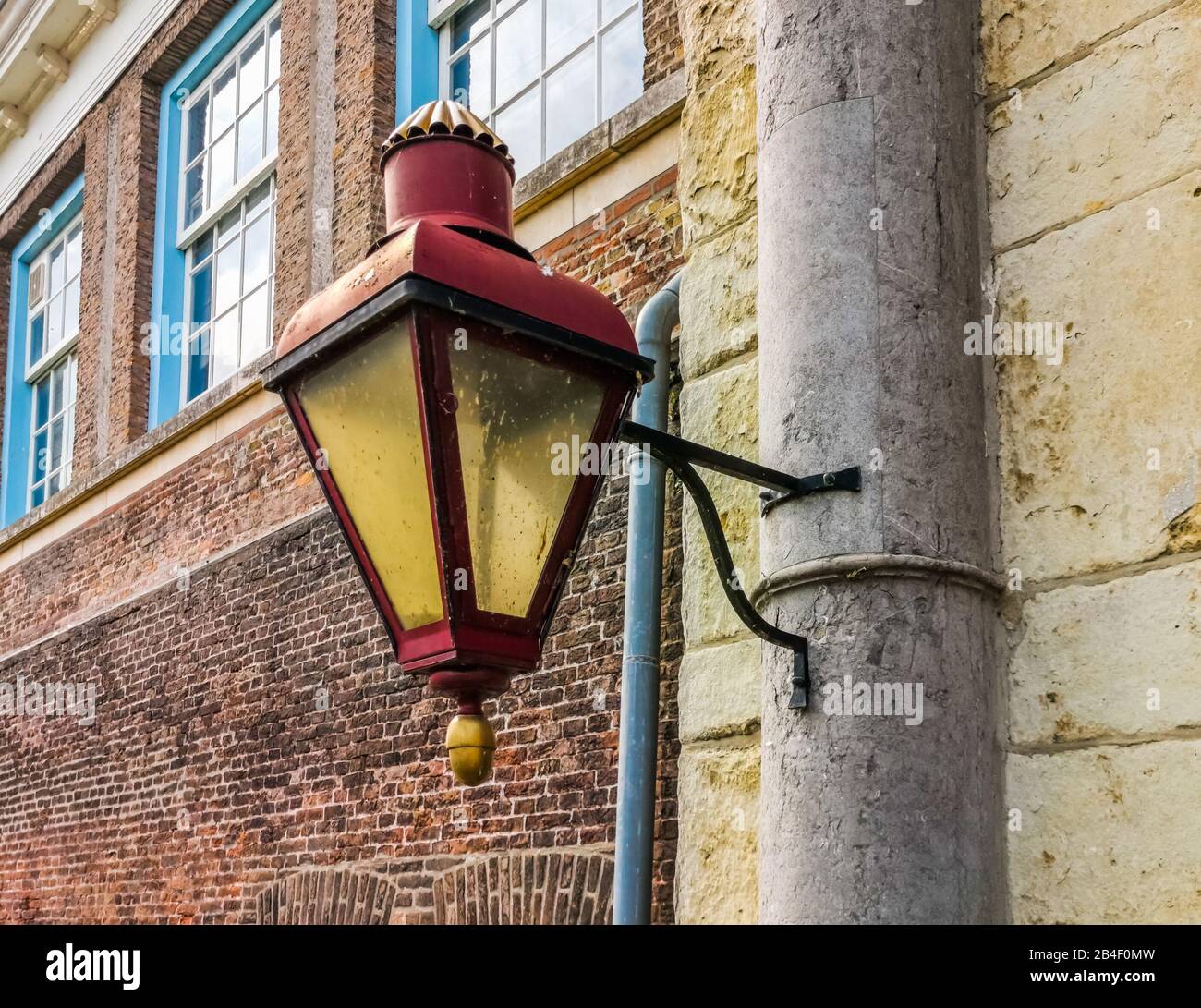 Lanterna rossa d'epoca, illuminazione e architettura della città, oggetti di strada classici Foto Stock