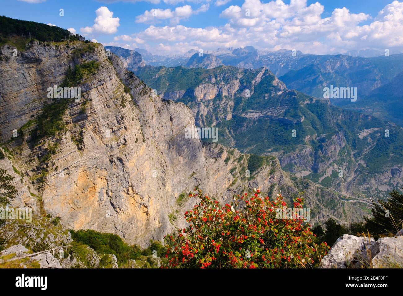 Villaggio Tamara nella valle, regione Kelmend, Alpi albanesi, Prokletije, Qkark Shkodra, vista da Korita al confine di stato, Albania, Montenegro Foto Stock