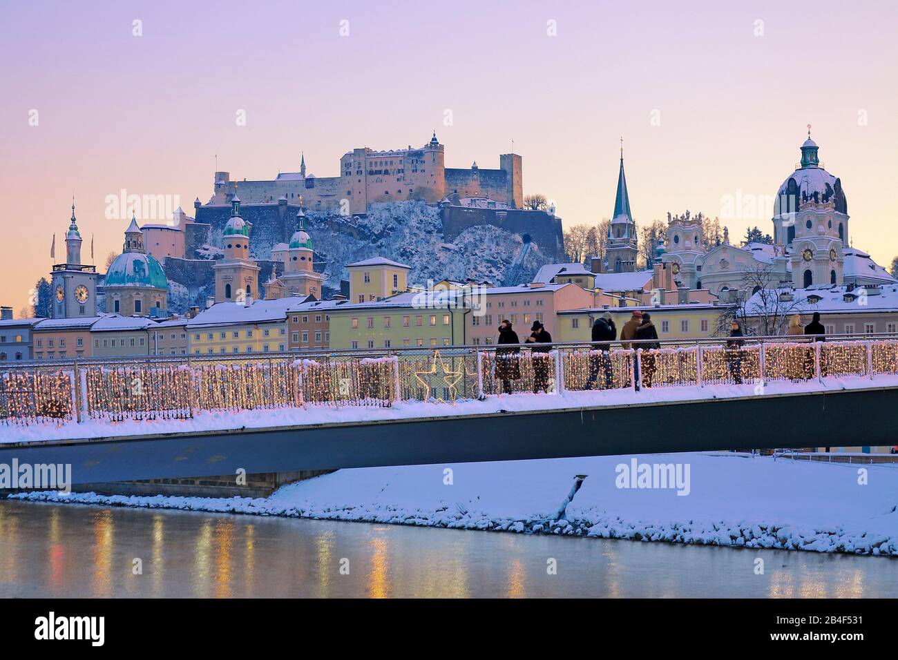 Città vecchia di Salisburgo con fortezza a Natale in formato paesaggio, Foto Stock
