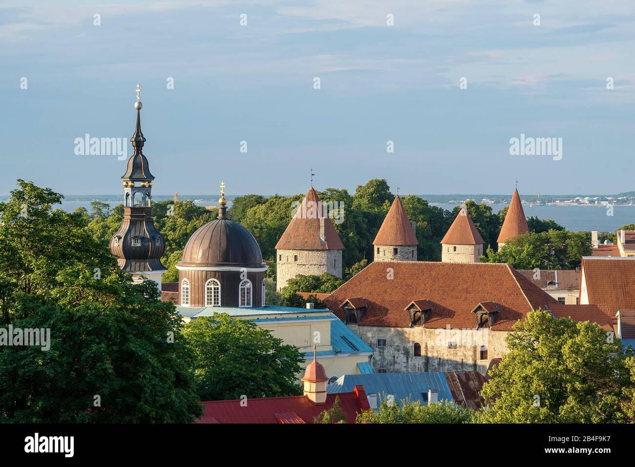 Estland, Tallinn, Blick Vom Domberg, Cattedrale Di Jungfrau Maria, Stadtmauer Mit Wehrtürmen Foto Stock