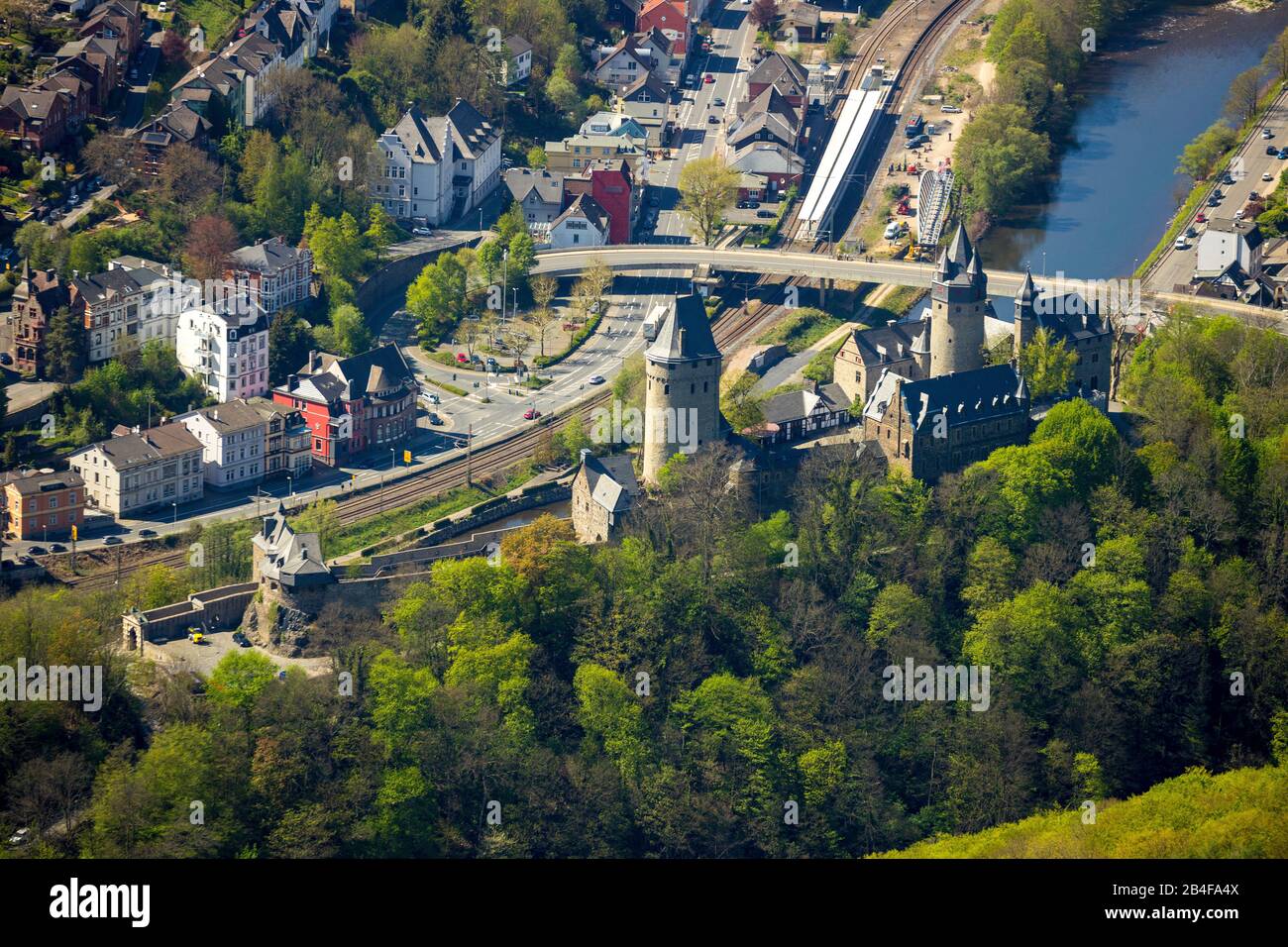 Veduta aerea del Jugendherberge Burg Altena, che si trova su uno sperone di montagna del Klusenberg nella città di Altena an der Lenne nella Renania Settentrionale-Vestfalia nella Sauerland nello stato federale della Renania Settentrionale-Vestfalia, Germania. Foto Stock