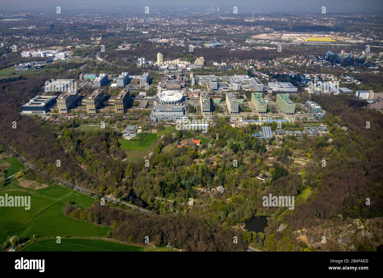 Veduta aerea della Ruhr-Università di Bochum con il centro di biomedicina Bochum, RUB con auditorium, auditorium, il più grande auditorium di Bochum nella zona della Ruhr nello stato federale Nord Reno-Westfalia, Germania Foto Stock