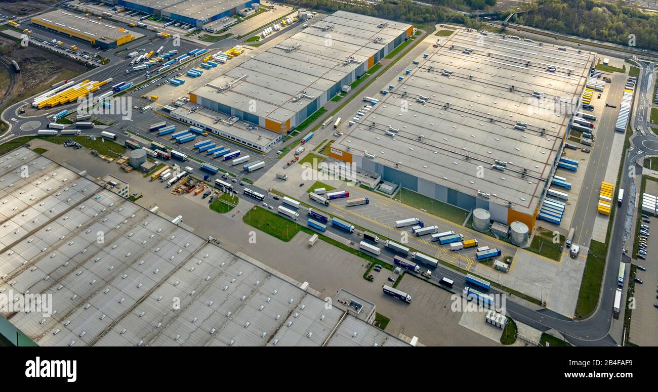 Vista del centro di logistica di Amazon in graben, Germania, 4 ottobre  2017. 1.900 dipendenti lavorano presso il centro. photo: stefan puchner/dpa  Foto stock - Alamy