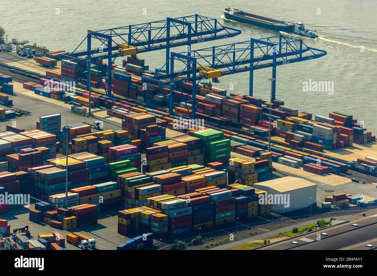 Veduta aerea del magazzino dei container e del punto di trasbordo nella zona portuale di Duisburg, nella regione metropolitana Reno-Ruhr, nello stato della Renania Settentrionale-Vestfalia, Germania Foto Stock