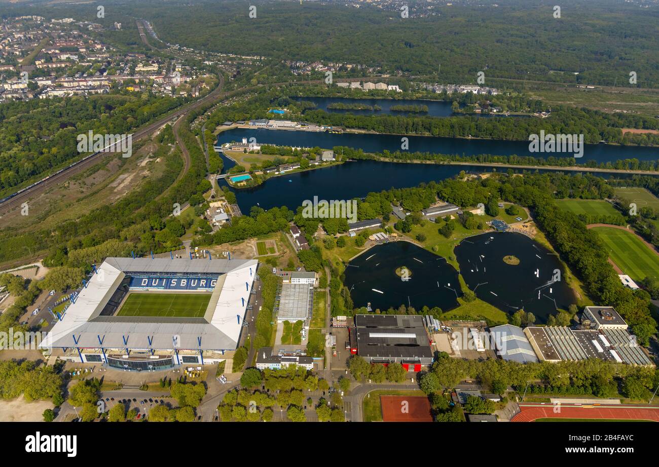 Veduta aerea dello Sportpark Duisburg Süd con stadio di calcio, Margaretensee, Bertasee e corso di regata a Duisburg Neudorf-Süd nella zona metropolitana Reno-Ruhr nello stato della Renania Settentrionale-Vestfalia, Germania Foto Stock