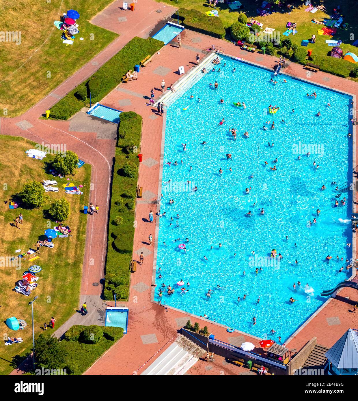 Vista aerea della piscina all'aperto e della piscina pubblica HeljensBad con piscina, piscina a corsie e area solarium a Heiligenhaus nella zona della Ruhr, nello stato federale della Renania Settentrionale-Vestfalia in Germania. Foto Stock