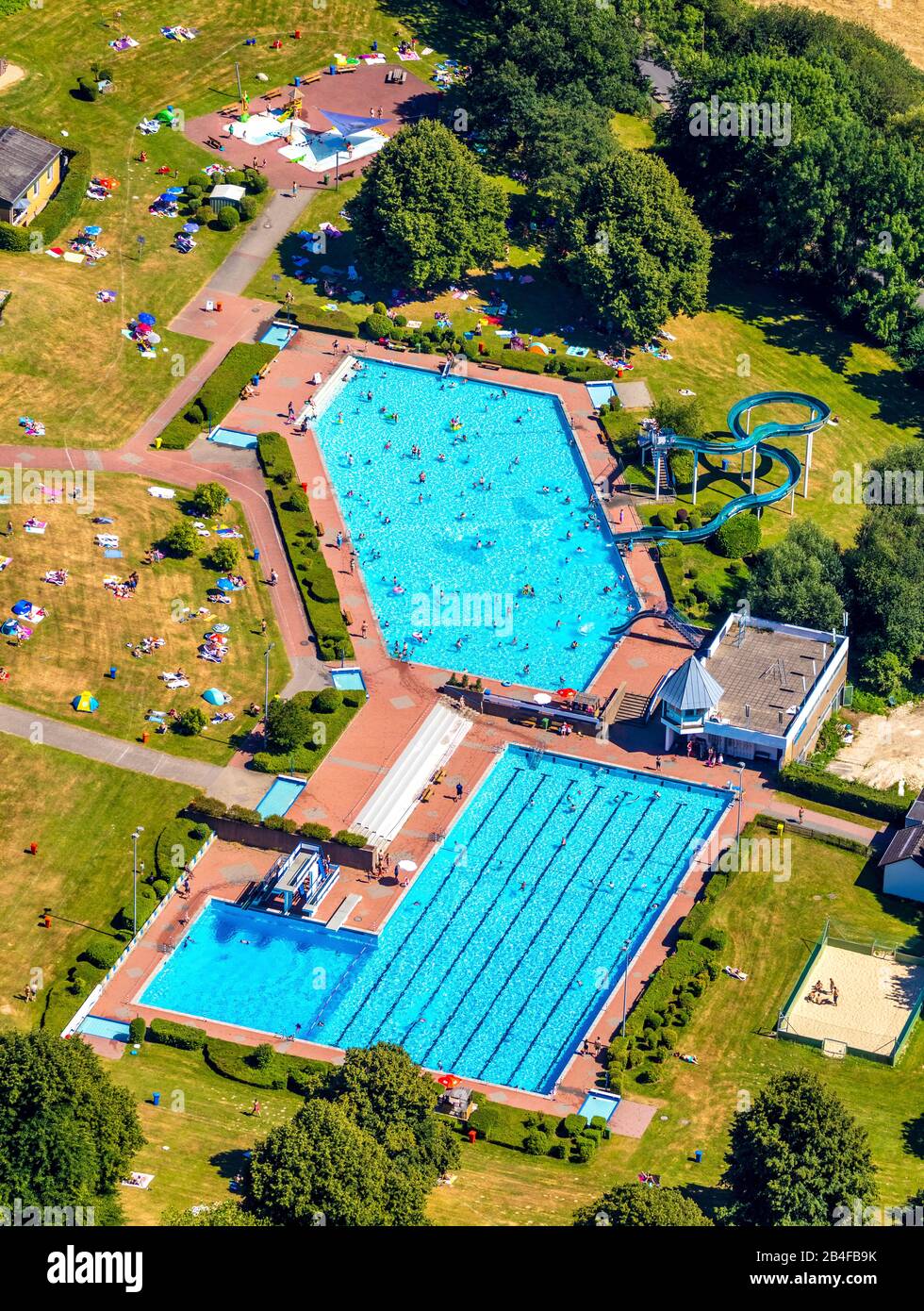 Vista aerea della piscina all'aperto e della piscina pubblica HeljensBad con piscina, piscina a corsie e area solarium a Heiligenhaus nella zona della Ruhr, nello stato federale della Renania Settentrionale-Vestfalia in Germania. Foto Stock