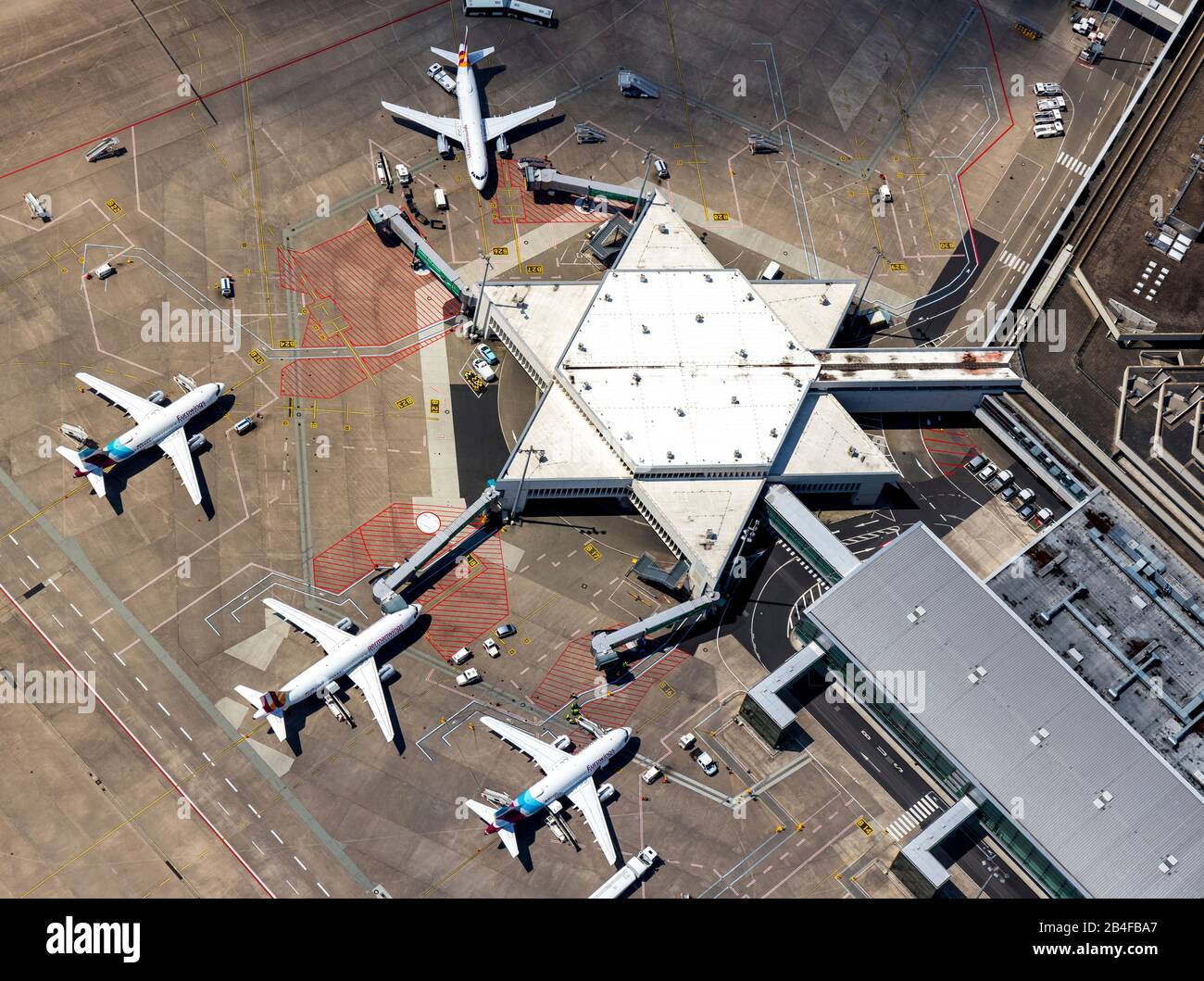 Veduta aerea di Colonia / Bonn 'Konrad Adenauer' aeroporto con le dita di check-in, moli con getti, aerei commerciali, aeroporto internazionale nella città sud-orientale di Colonia-Grengel e in piccola misura sulla zona Troisdorf a Colonia nella Renania nello stato del Nord Reno-Westfalia, Germania Foto Stock
