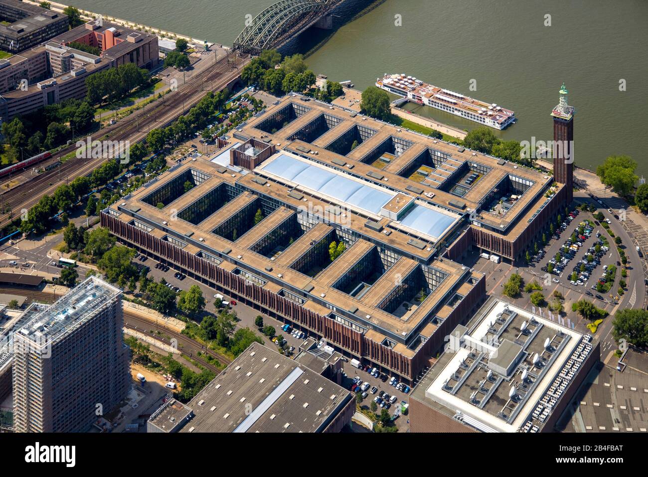 Veduta aerea di Mediengruppe RTL Deutschland, amministrazione e studi presso la Köln-Messe, stazione TV Cologne Broadcasting Centre GmbH, ntv news TV, vicino alla fiera di Colonia nella Renania, nello stato federale della Renania settentrionale-Vestfalia, Germania, Foto Stock