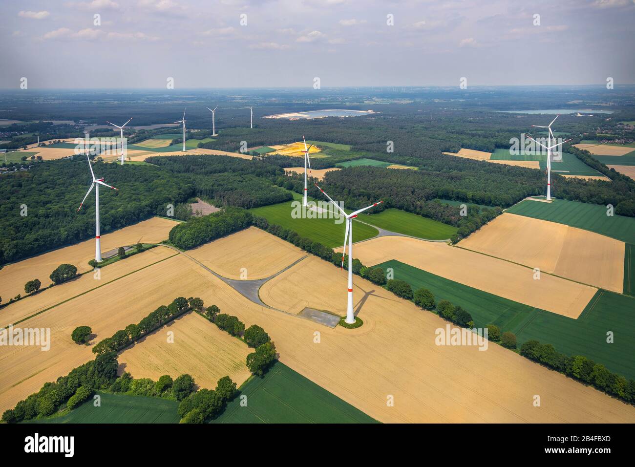 Veduta aerea delle turbine eoliche sul Frettholz tra il Münsterstrasse e l'autostrada A43 a Haltern am See nel Parco Naturale Hohe Mark-Westmünsterland nello stato federale della Renania Settentrionale-Vestfalia, Germania Foto Stock
