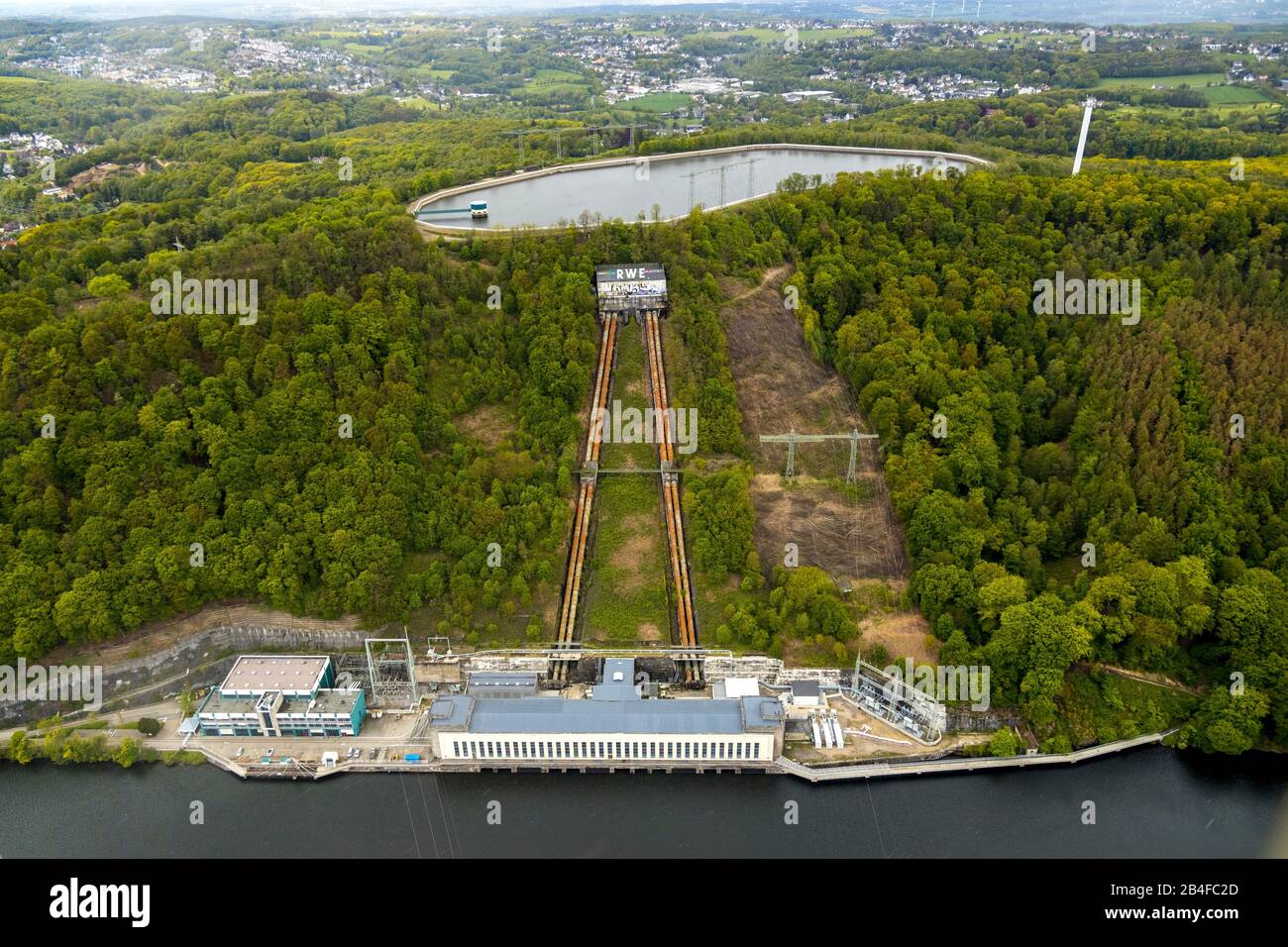 Veduta aerea della centrale elettrica Köpchenwerk con generatore, con serbatoio e stazione della batteria presso l'Hengsteysee nella valle della Ruhr a Herdecke nella zona della Ruhr nello stato federale della Renania Settentrionale-Vestfalia, Germania. Foto Stock