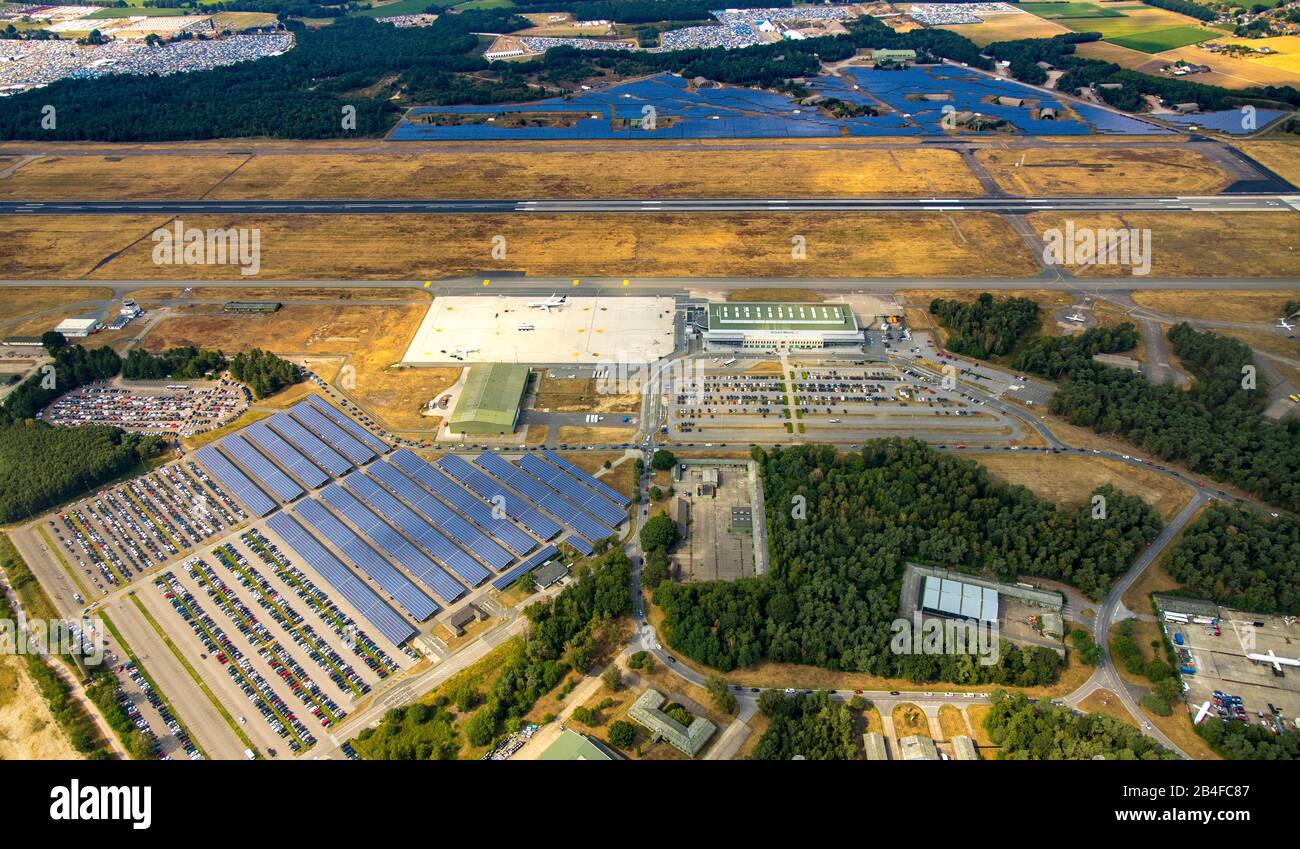 Veduta aerea dell'aeroporto Weeze con Ryanair Ferienflieger e ampi parcheggi, WEEZE Dusseldorf, pista, pista, viaggio a basso costo, in background con Festival ParookaVille 2019 a Weeze aeroporto, festival di musica multi-giorno nel campo della musica di danza elettronica a Weeze sul Basso Reno, Nord Reno-Westfalia, Germania Foto Stock