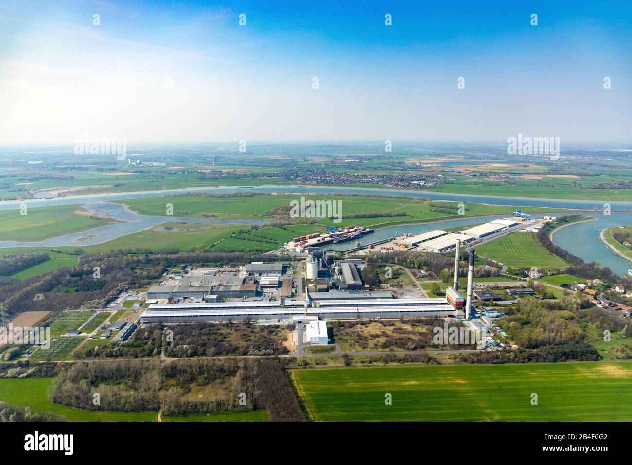 Veduta aerea della ditta di lavorazione del metallo Aluhütte TRIMET Aluminium se nel porto di Emmelsum a Voerde am Rhien, Ruhrgebiet, Renania settentrionale-Vestfalia, Germania. Foto Stock