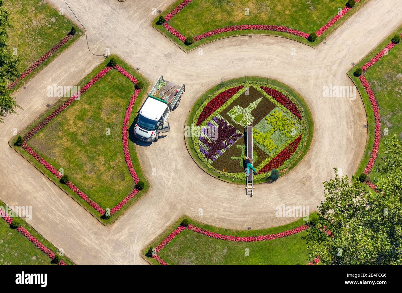 Veduta aerea dello Schloss Berge con giardino barocco e letto con emblema cittadino di Gelsenkirchen con giardiniere che lavora nel letto fiorito con l'aiuto di una scala a Gelsenkirchen nella Ruhrgebiet nel Nord Reno-Westfalia in Germania, Gelsenkirchen, Ruhrgebiet, Renania settentrionale-Vestfalia, Germania Foto Stock