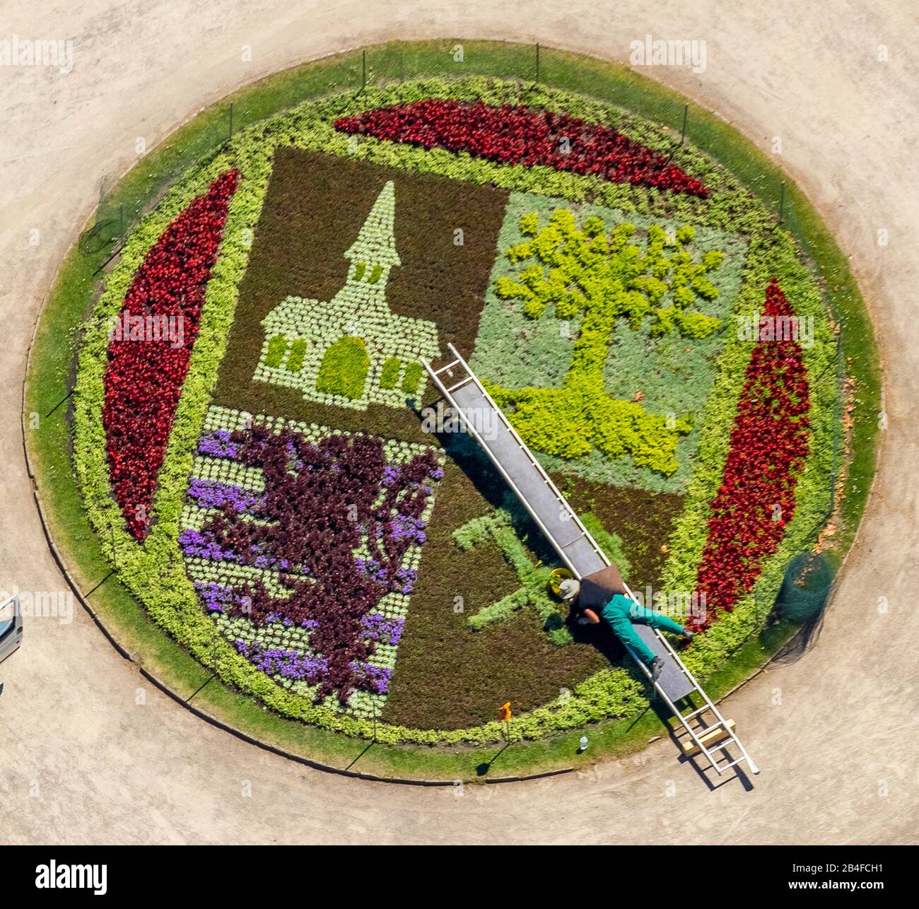 Veduta aerea dello Schloss Berge con giardino barocco e letto con emblema cittadino di Gelsenkirchen con giardiniere che lavora nel letto fiorito con l'aiuto di una scala a Gelsenkirchen nella Ruhrgebiet nel Nord Reno-Westfalia in Germania, Gelsenkirchen, Ruhrgebiet, Renania settentrionale-Vestfalia, Germania Foto Stock