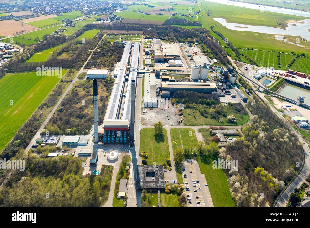 Veduta aerea della ditta di lavorazione del metallo Aluhütte TRIMET Aluminium se nel porto di Emmelsum a Voerde am Rhien, Ruhrgebiet, Renania settentrionale-Vestfalia, Germania. Foto Stock