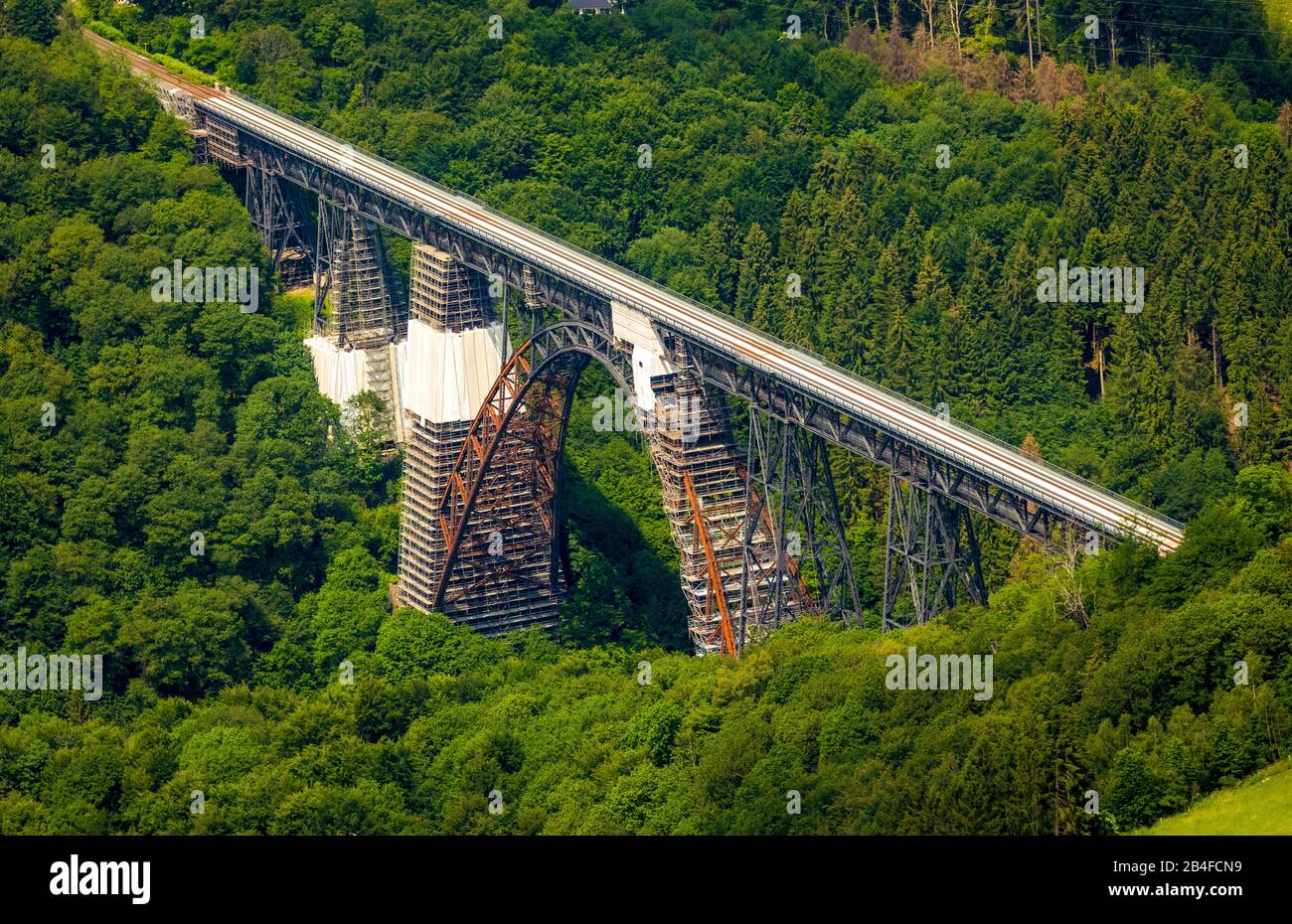 La vista aerea del ponte ferroviario Müngstener Bridge ex Kaiser Wilhelm Bridge è il ponte ferroviario più alto della Germania sul Wupper, in fase di ristrutturazione a Solingen, nello stato tedesco della Renania Settentrionale-Vestfalia, Germania, Renania, Europa, il ponte ferroviario più alto della Germania, il ponte ferroviario storico, il ponte di ferro Foto Stock