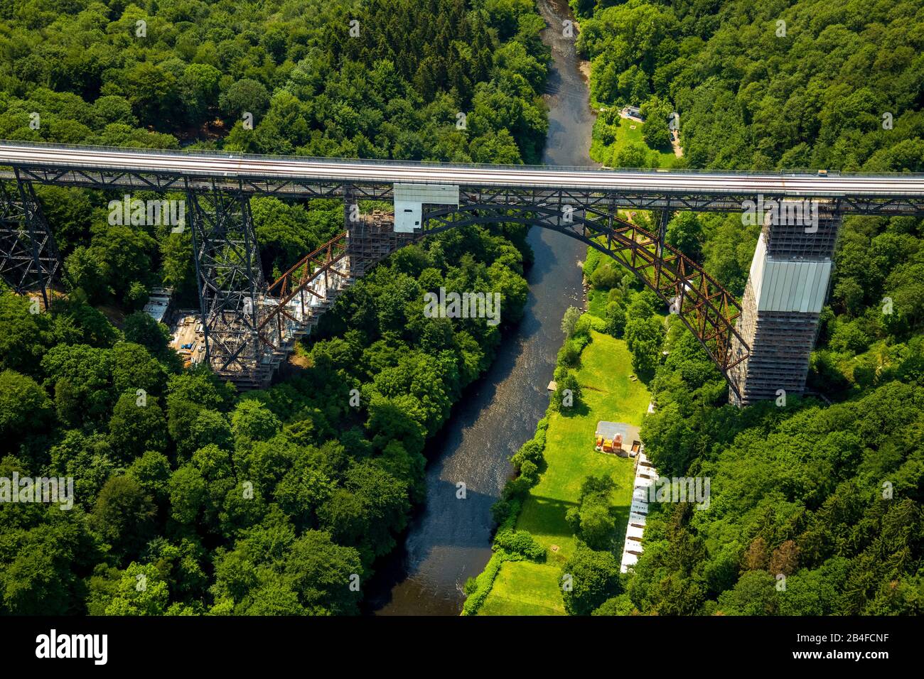La vista aerea del ponte ferroviario Müngstener Bridge ex Kaiser Wilhelm Bridge è il ponte ferroviario più alto della Germania sul Wupper, in fase di ristrutturazione a Solingen, nello stato tedesco della Renania Settentrionale-Vestfalia, Germania, Renania, Europa, il ponte ferroviario più alto della Germania, il ponte ferroviario storico, il ponte di ferro Foto Stock