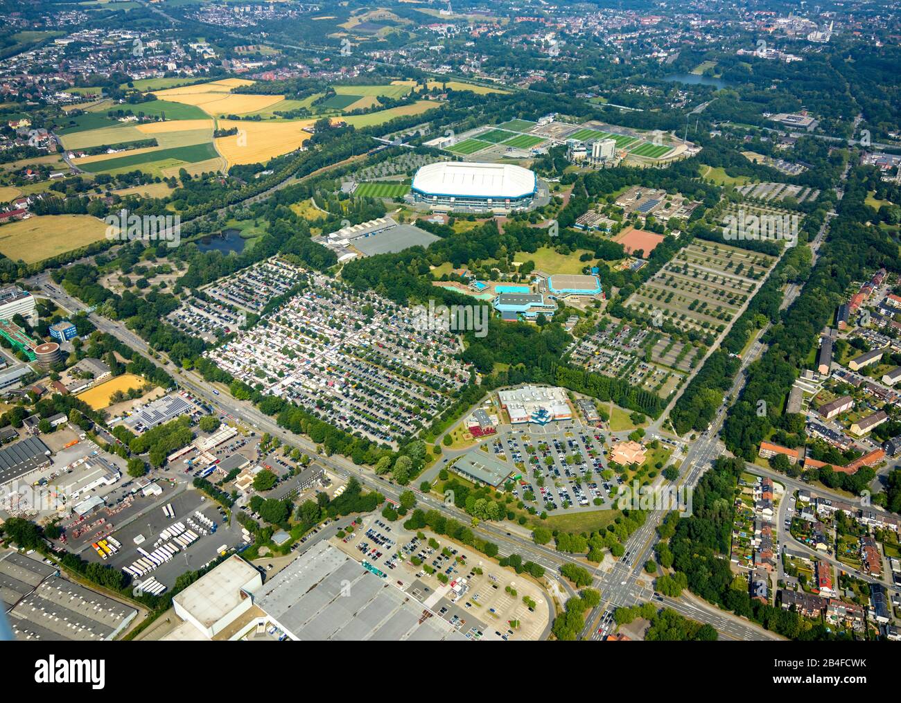 Veduta aerea DELL'ARENAPARK Schalke, della Veltinsarena e dei campi di allenamento Schalke con il vecchio stadio del parco e l'hotel Courtyard Gelsenkirchen, la clinica di riabilitazione medicos.AufSchalke Reha GmbH & Co. KG e il vecchio stadio del parco a Erle, Gelsenkirchen, Ruhr area, Renania settentrionale-Vestfalia, Germania, area commerciale, sviluppo economico Gelsenkirchen, area industriale Foto Stock