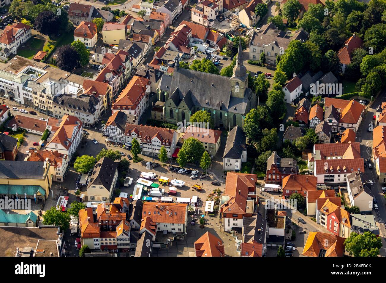 Veduta aerea del centro di Werl con piazza del mercato e la chiesa di St. Walburga a Werl, Soester Börde, Renania Settentrionale-Vestfalia, Germania, Werl, Foto Stock