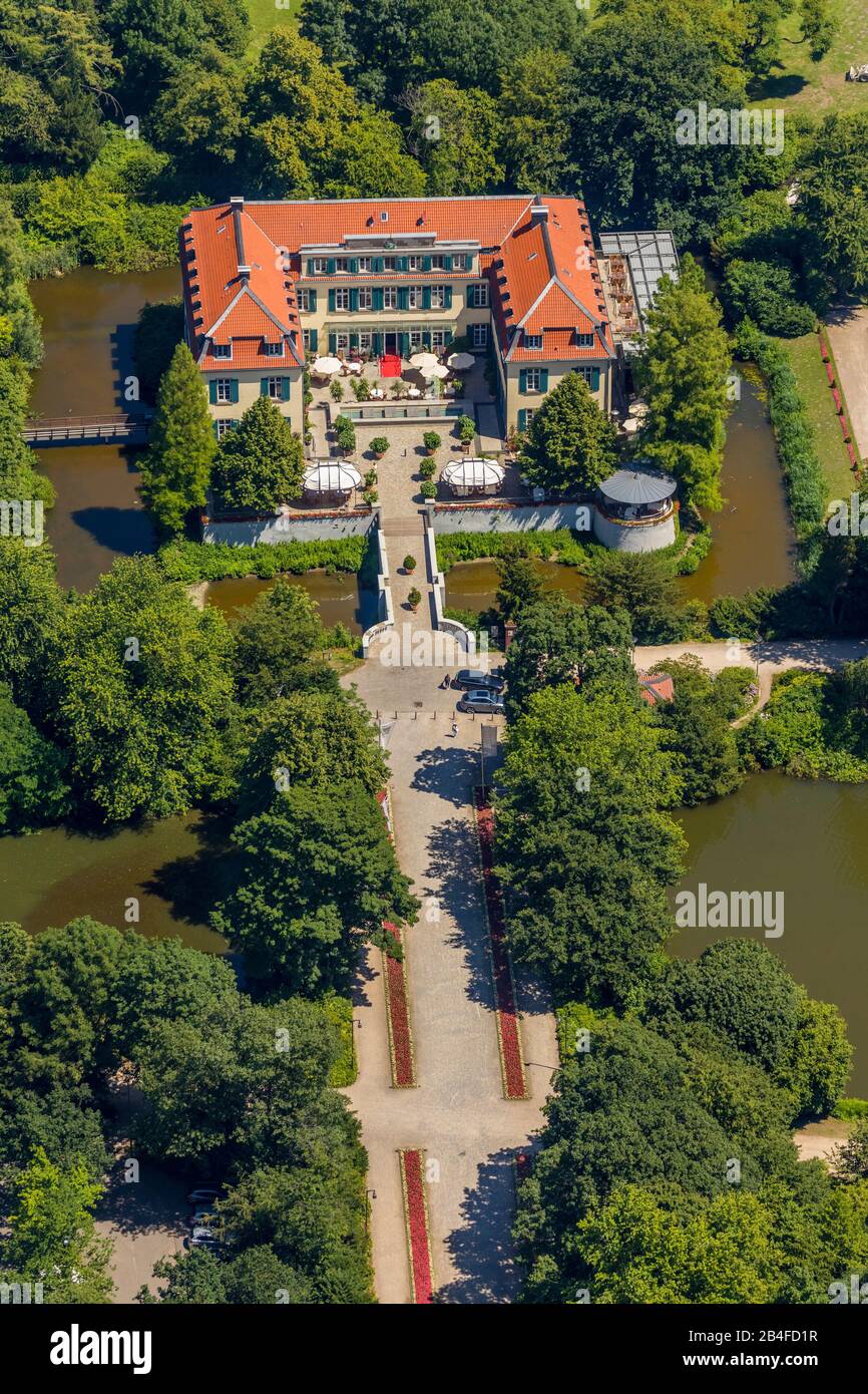 Veduta aerea dello Schloss Berge con giardino barocco e letto con emblema cittadino di Gelsenkirchen con giardiniere che lavora nel letto fiorito con l'aiuto di una scala a Gelsenkirchen nella zona della Ruhr nel Nord Reno-Westfalia in Germania, Gelsenkirchen, Ruhrgebiet, Renania settentrionale-Vestfalia, Germania Foto Stock