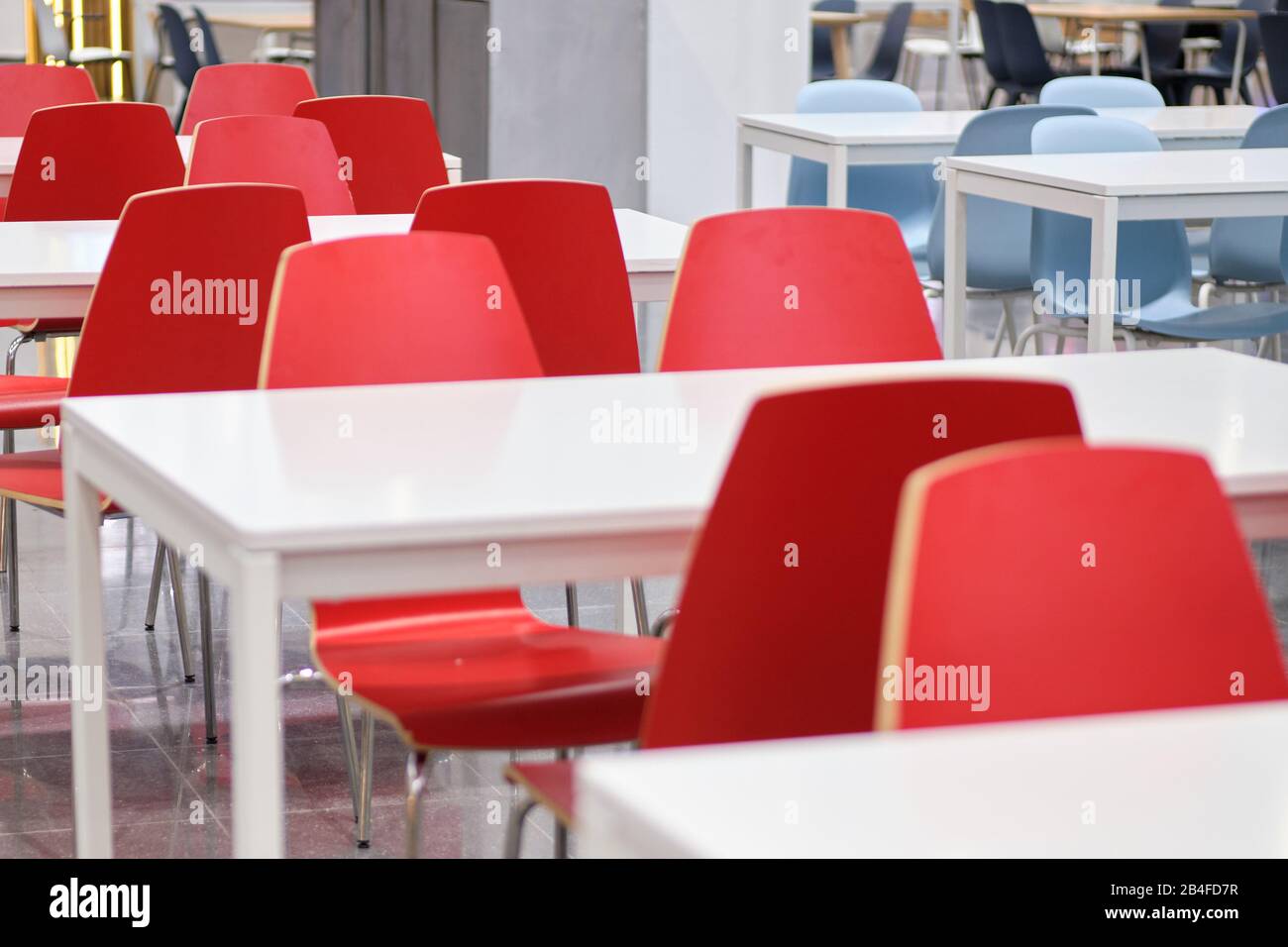 Tavoli moderni e sedie rosse nei centri commerciali. Primo piano. Foto Stock