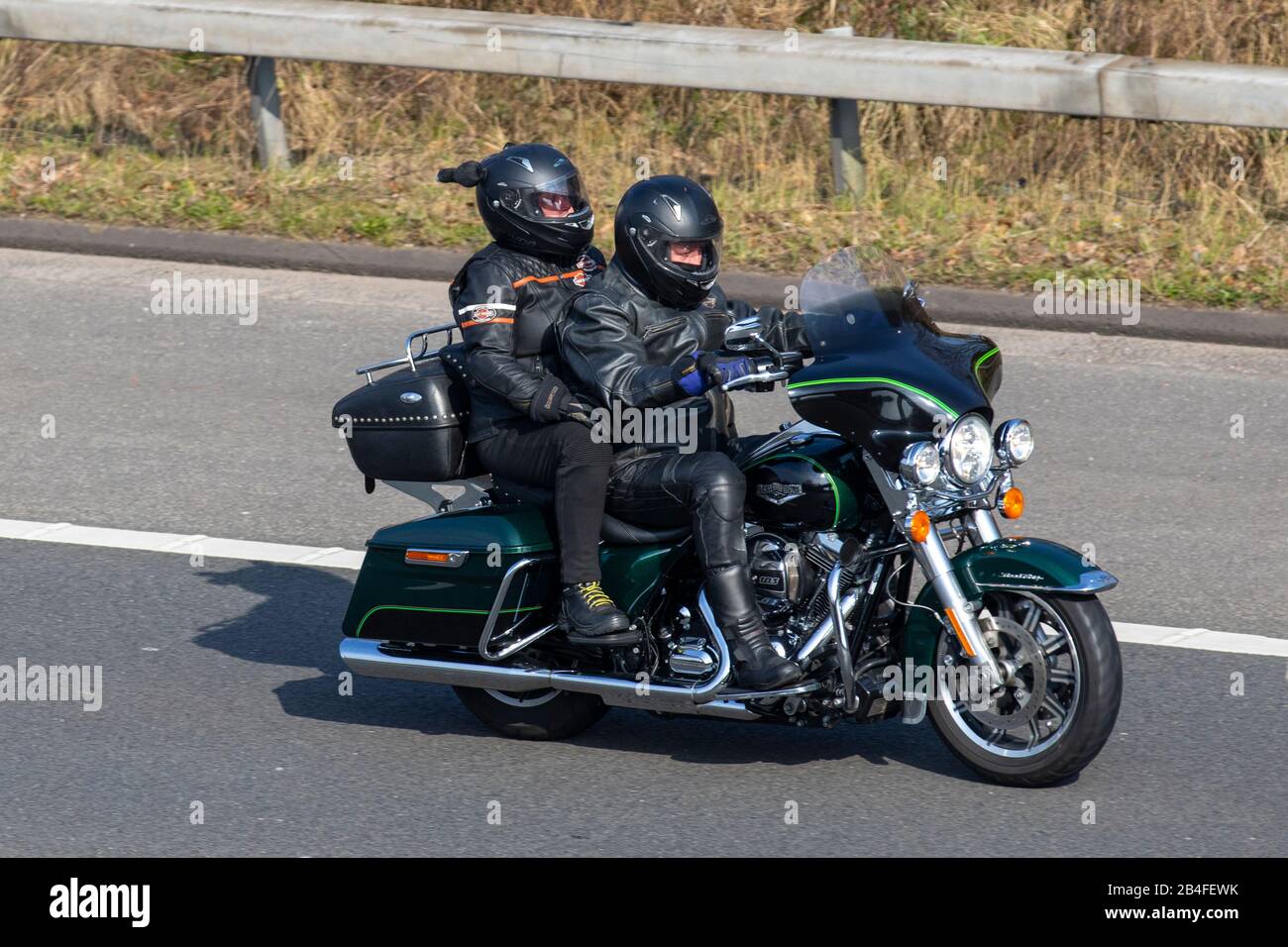 Green Harley Davidson 103 traffico veicolare, trasporto a due ruote, veicoli moderni, motociclette, veicolo, strade, motociclisti motociclisti che viaggiano sull'autostrada M6 Chorley, Regno Unito Foto Stock