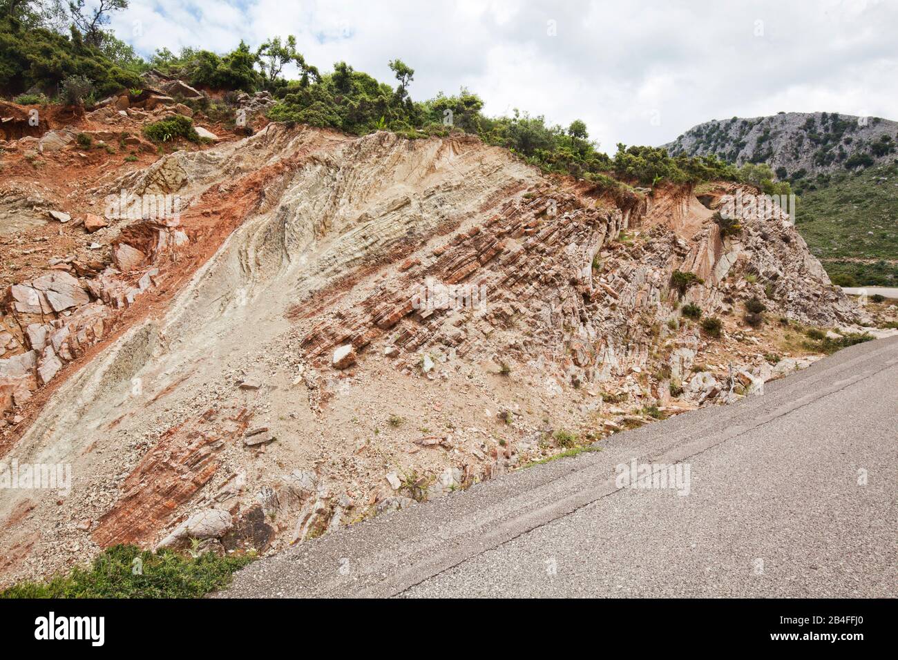 Formazioni geologiche accanto a una strada di montagna nella Grecia centrale, Grecia Foto Stock