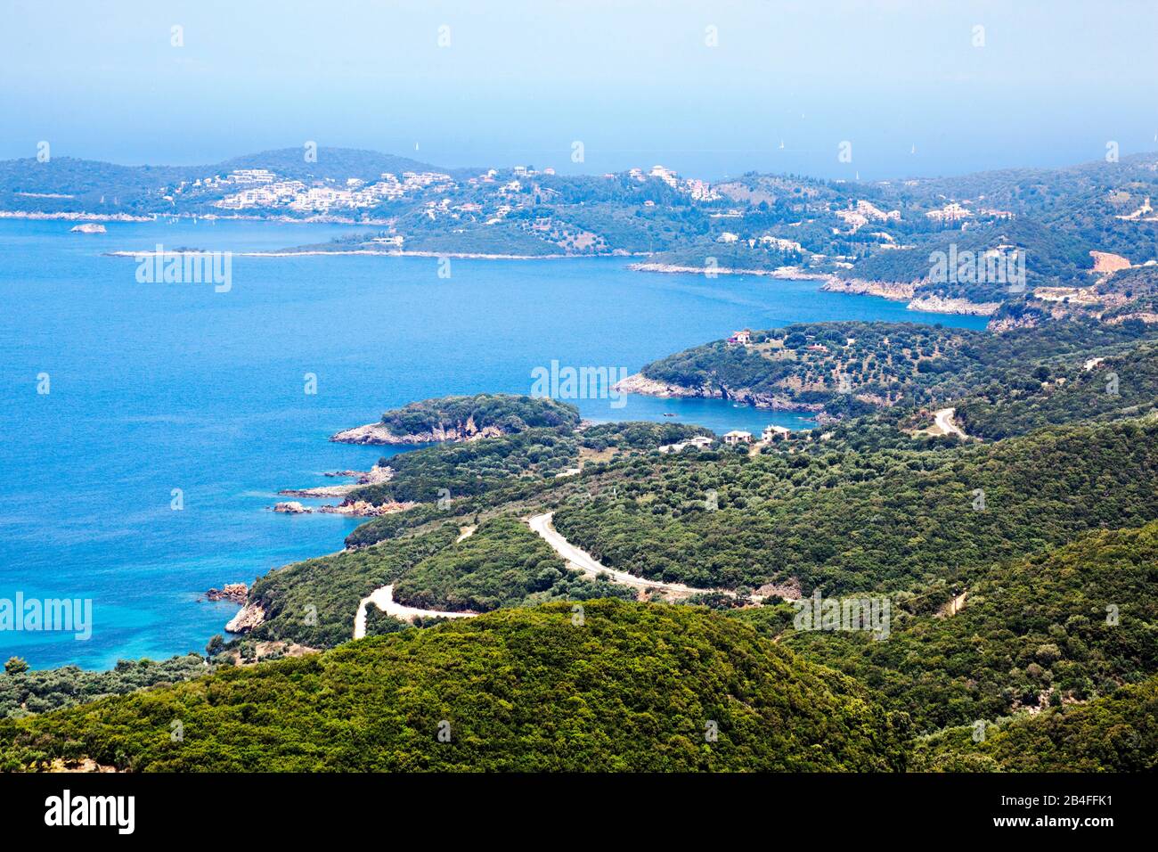 Il paesaggio e la costa a sud di Sivota nel nord della Grecia, Griechenland Foto Stock
