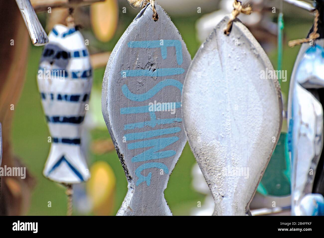 Vari suoni di vento in legno come decorazione e souvenir, primo piano Foto Stock