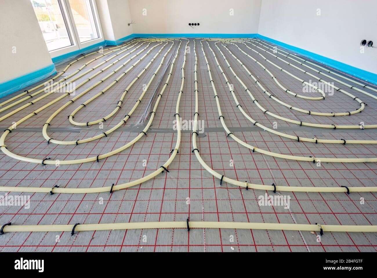 Fußbodenheizung mit Heizschlangen in einem Neubau Foto Stock