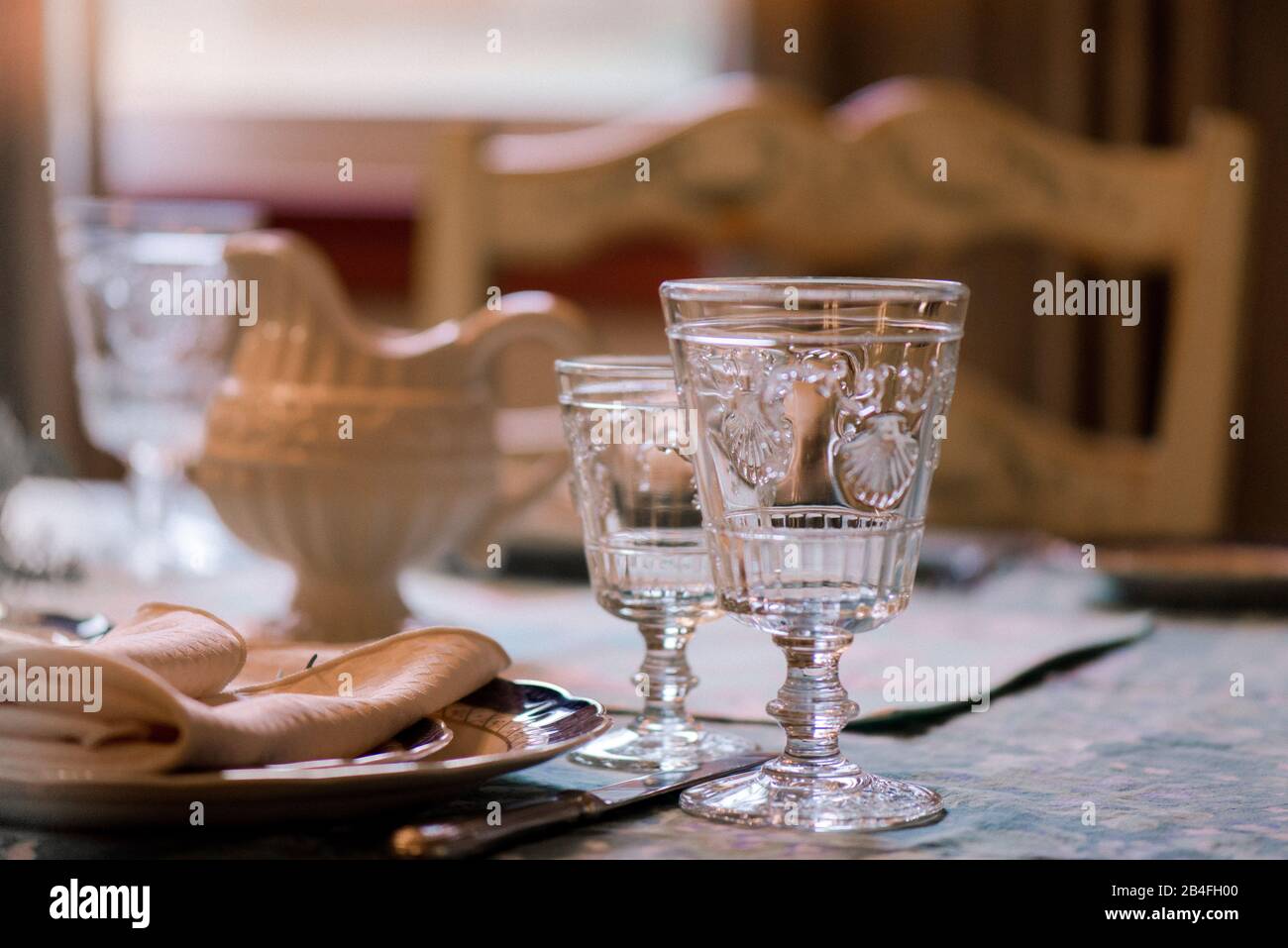 Bicchieri vuoti su un tavolo Foto Stock