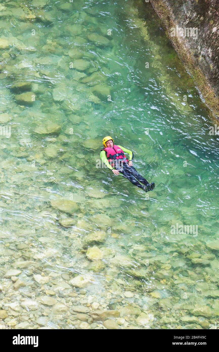 Donna canyoning nel fiume Verdon, Gorge du Verdon, Alpes de Haute Provence, Provenza, Francia Foto Stock