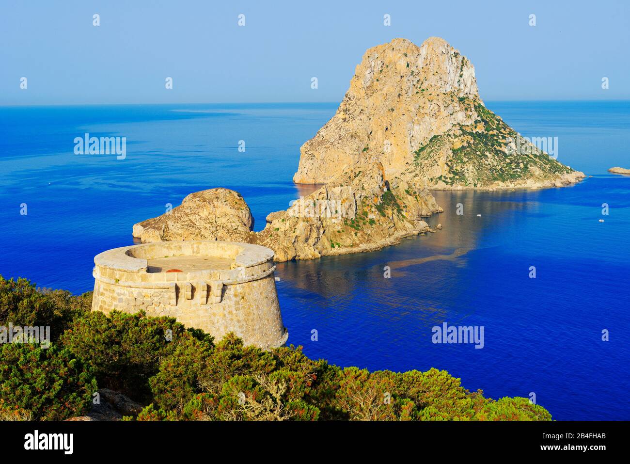 Isole Torre des Savinar e es Vedra sullo sfondo, Ibiza, Isole Baleari, Spagna, Foto Stock