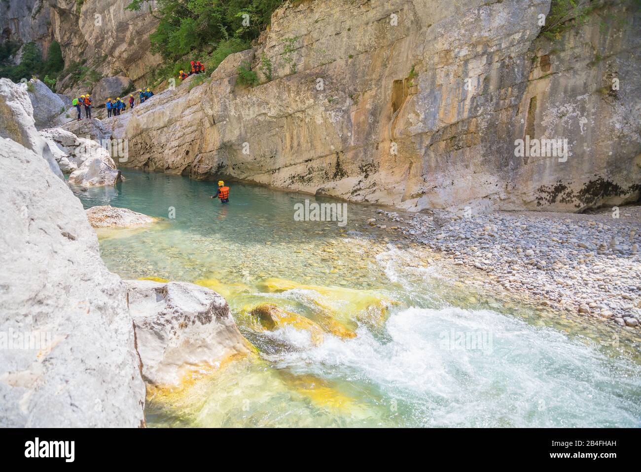Persone canyoning nella gola del Verdon, Alpes de Haute Provence, Provenza, Francia Foto Stock