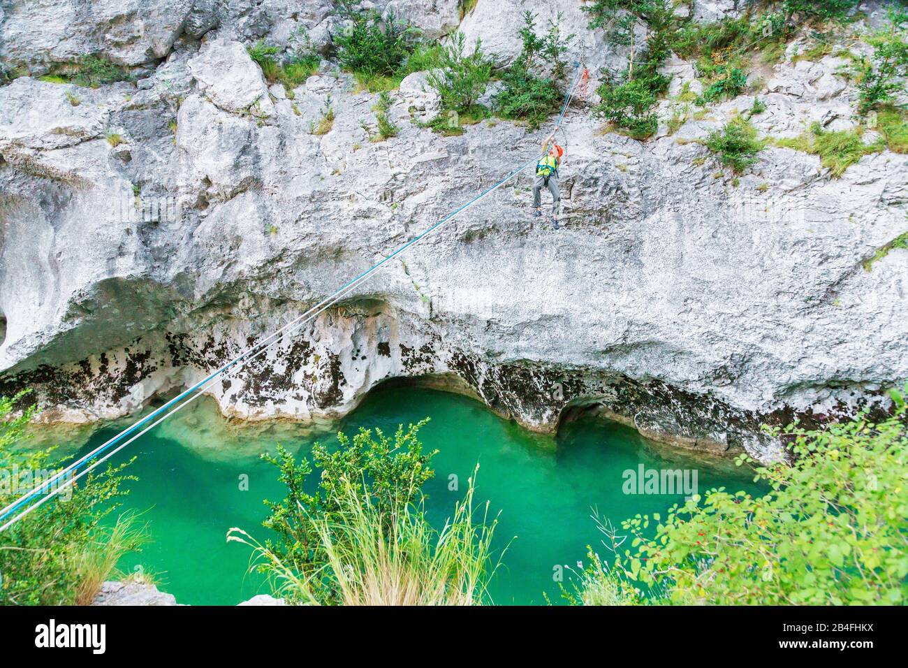 L'uomo attraversando il fiume Verdon su una fune, Gorge du Verdon, Alpes de Haute Provence, Provenza, Francia Foto Stock