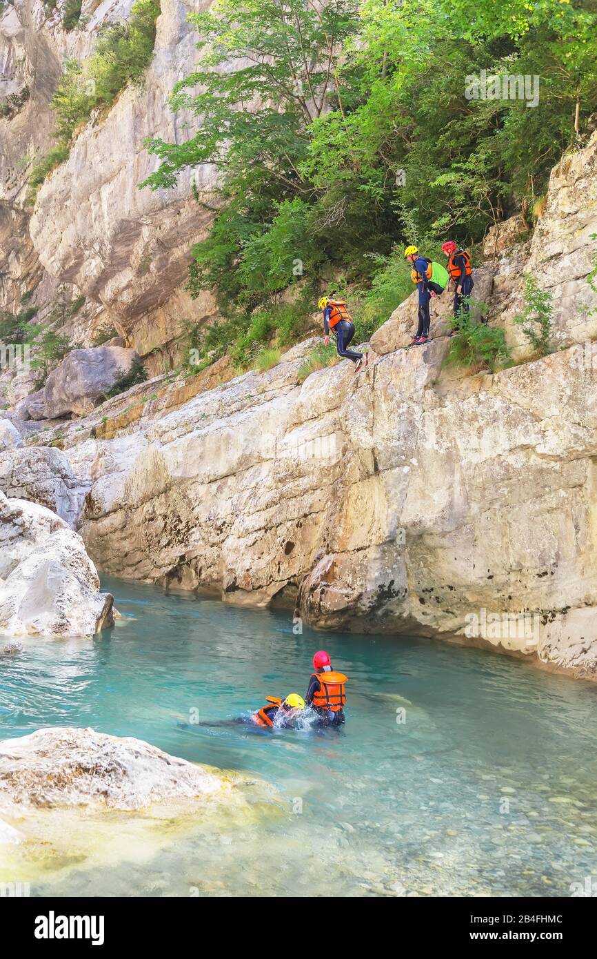 Persone canyoning nella gola del Verdon, Alpes de Haute Provence, Provenza, Francia Foto Stock