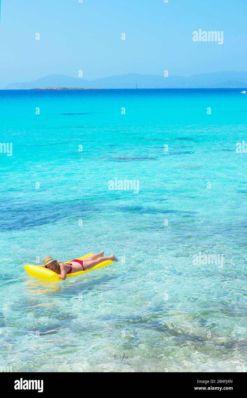 Donna che si rilassa sul materasso gonfiabile, Formentera, Isole Baleari, Spagna Foto Stock