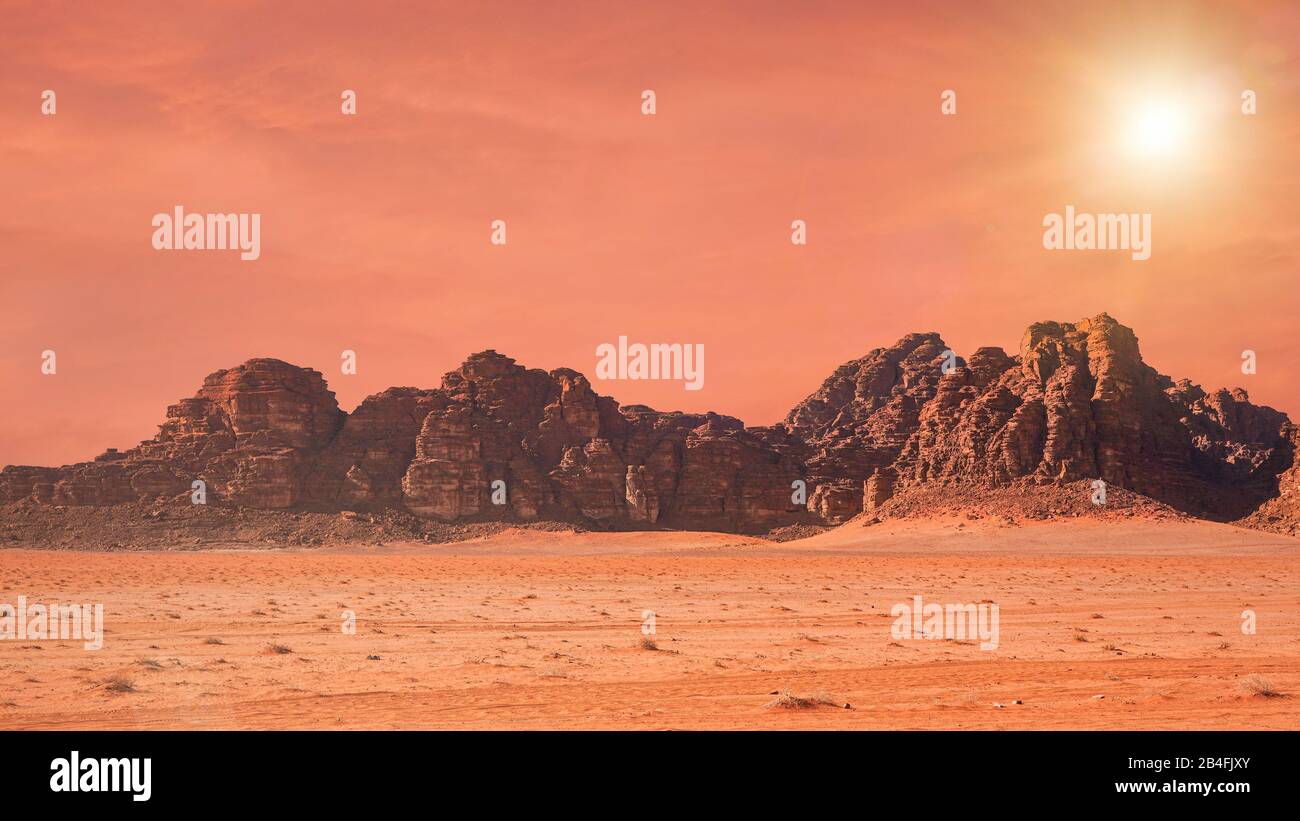 Pianeta Marte come paesaggio - Foto del deserto di Wadi Rum in Giordania con filtro di colore rosso e aggiunto sole, questa posizione è stato utilizzato come set per molte scienze f Foto Stock