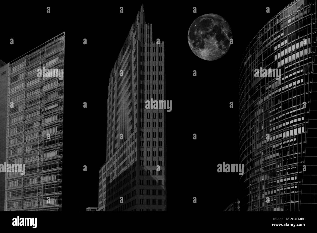 Alti edifici a Berlino a Potsdamer Platz, con luna inserita Foto Stock