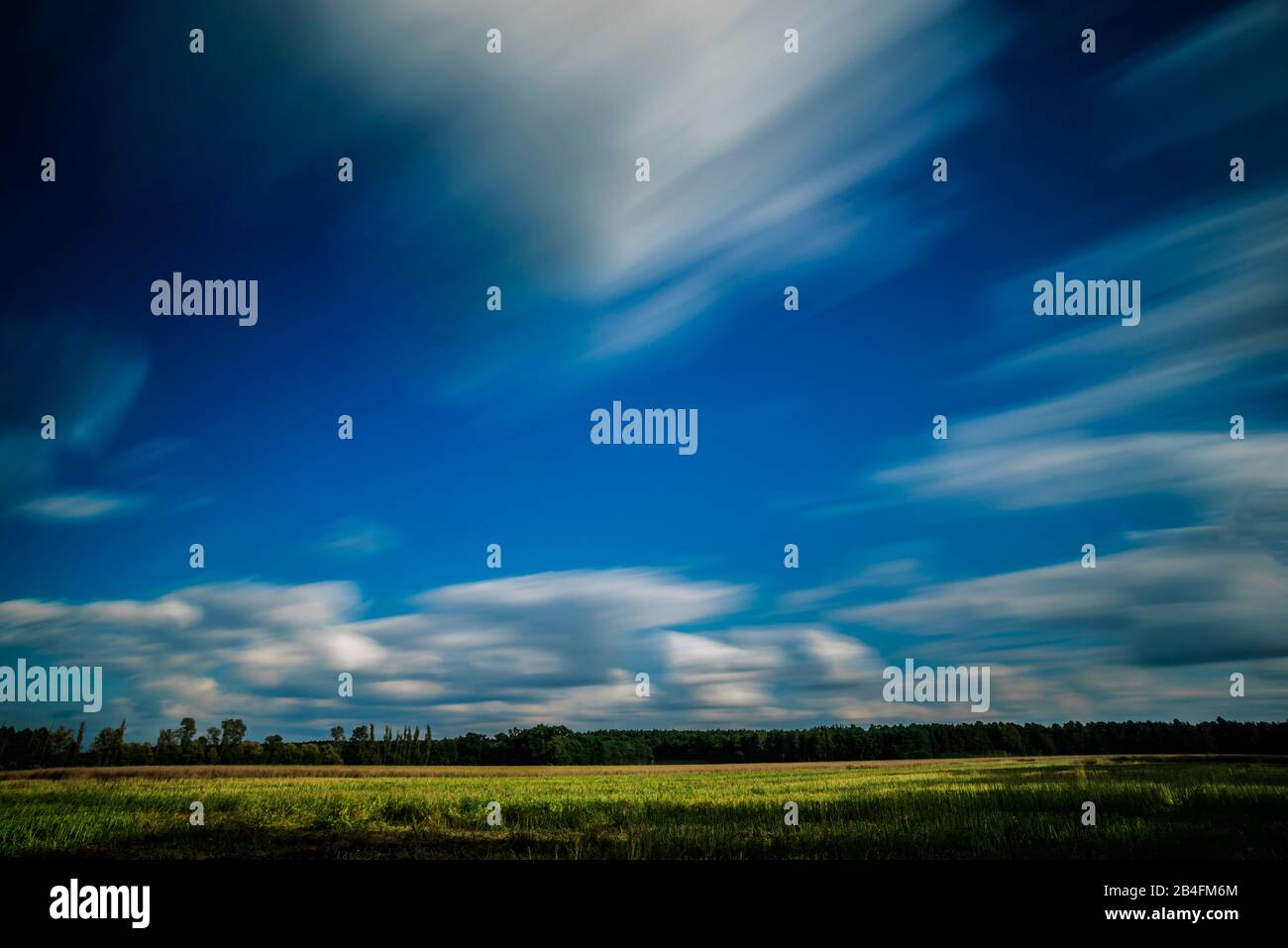 Lunga esposizione di nuvole su un'area agricola Foto Stock