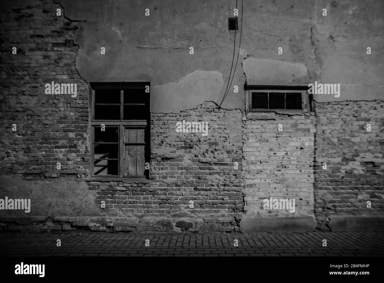 casa abbandonata rotta di notte Foto Stock