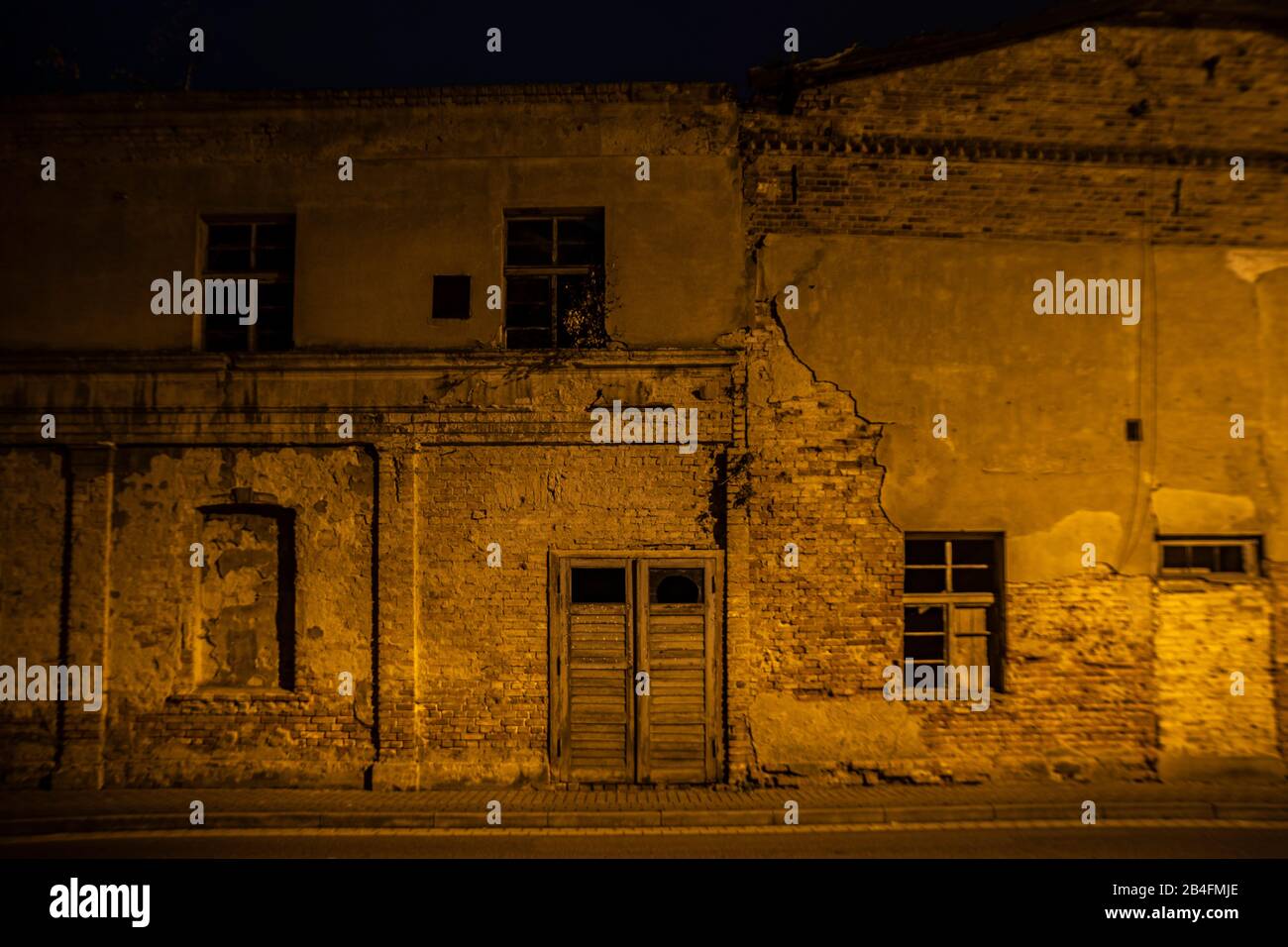 casa abbandonata rotta di notte Foto Stock